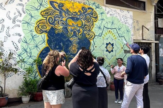 Phnom Penh Night City Highlights & Local Food tour by Tuktuk - Beer and conversation at Bassac Lane