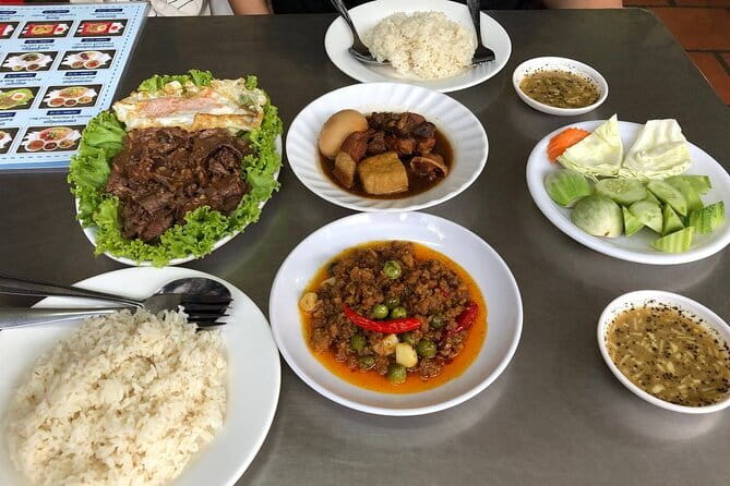Phnom Penh Night City Highlights & Local Food tour by Tuktuk - The Royal Palace after dark