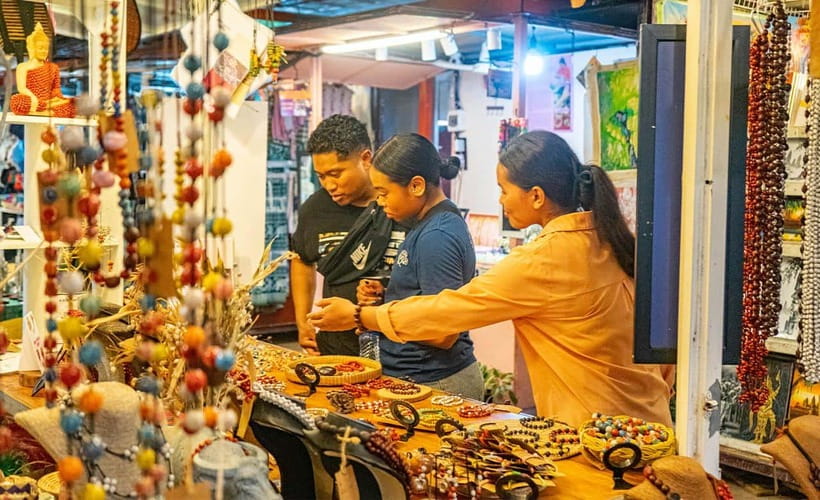 Phnom Penh: Night Foodie Tour by Tuk Tuk with Drinks - A family stop for lort cha