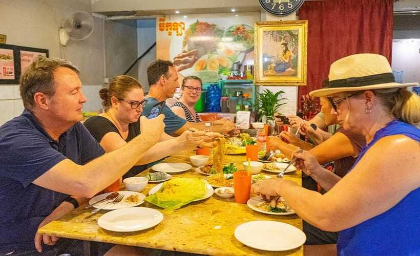 Phnom Penh: Night Foodie Tour by Tuk Tuk with Drinks - Phnom Penh Night Market and Royal Palace views