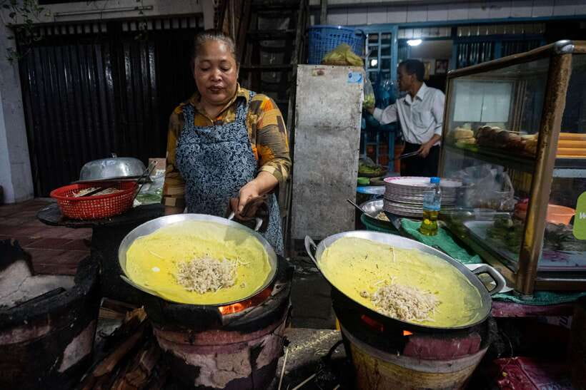 Phnom Penh: Night Foodie Tour by Tuk Tuk with Drinks - The final hour at a local bar
