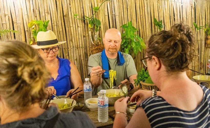 Phnom Penh: Night Foodie Tour by Tuk Tuk with Drinks - What $39 buys you