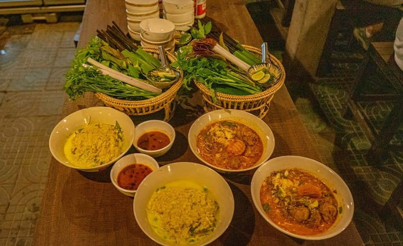 Phnom Penh: Night Foodie Tour by Tuk Tuk with Drinks - 6 pm pickup and the first tuk-tuk ride