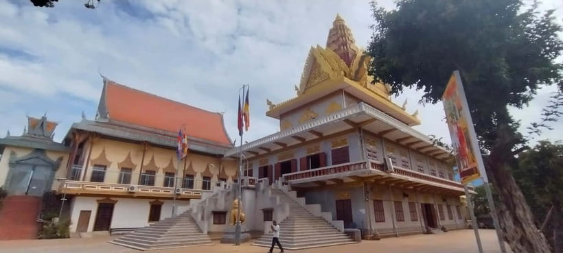 Phnom Penh: Private City Tour by Tuk-Tuk/Full or Half Day - Independence Monument and the Park Strip