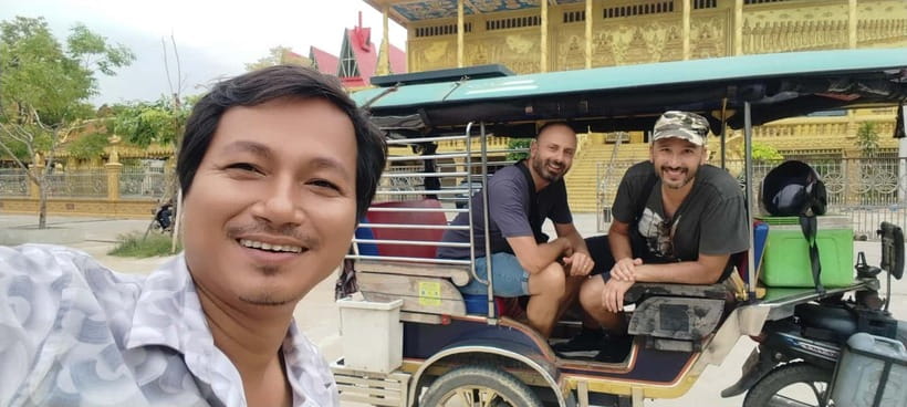 Phnom Penh: Private City Tour by Tuk-Tuk/Full or Half Day - Wat Ounalom brings you back to living religion