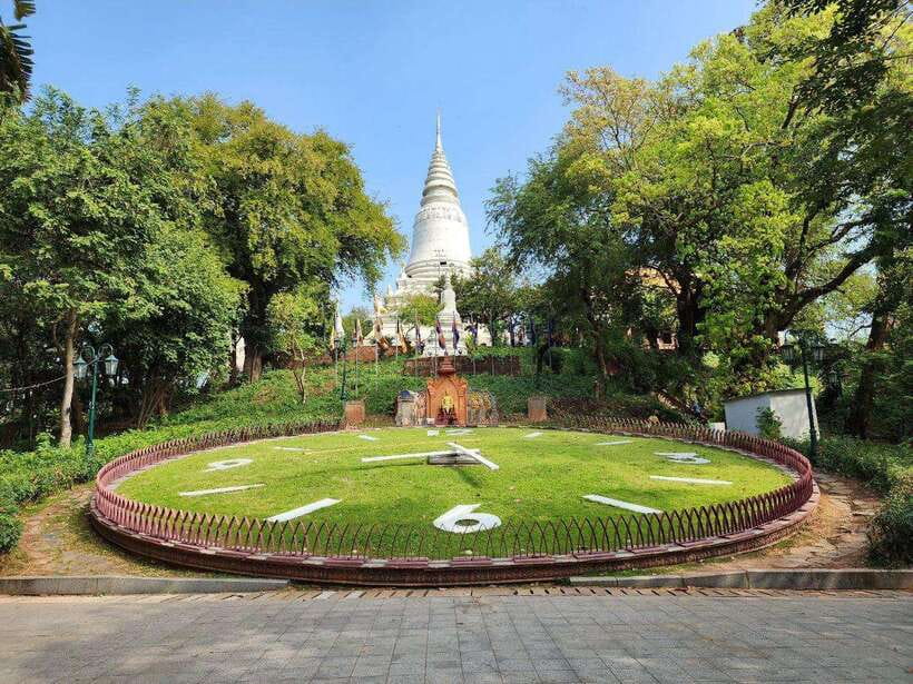 Phnom Penh: Private Tuk-Tuk Tour with English-Speaking - King Statues, Diamond Island, and the city between monuments