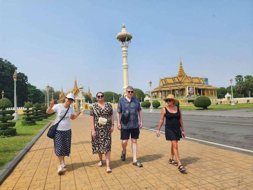 Phnom Penh: Private Tuk-Tuk Tour with English-Speaking - Independence Monument and a look at modern Cambodia