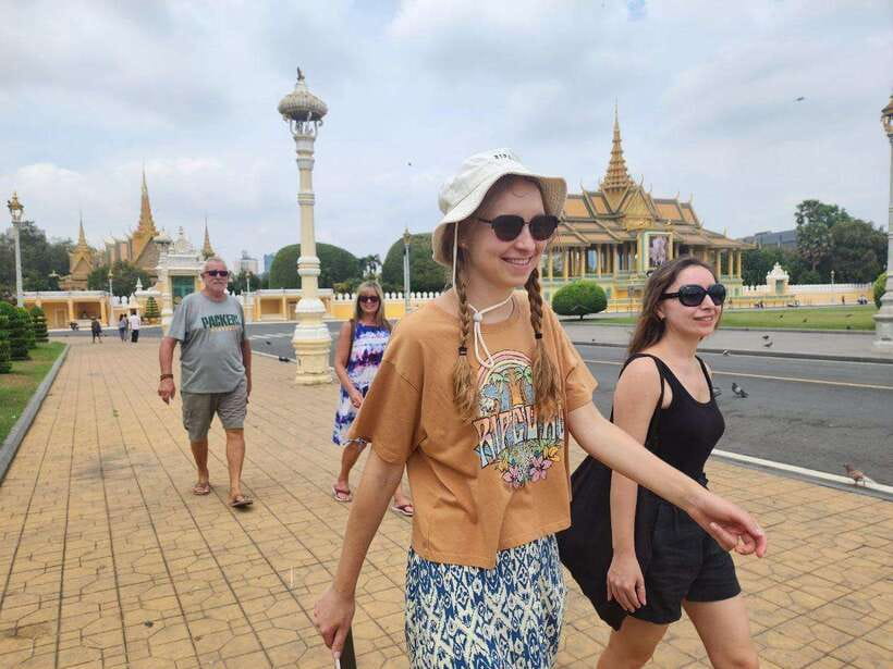Phnom Penh: Private Tuk-Tuk Tour with English-Speaking - Central Market and street art bring the day back to daily life