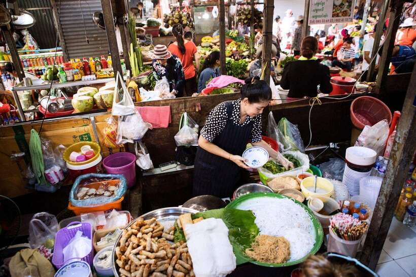 Phnom Penh's Ultimate Street Food Tour by Tuk Tuk - Independence Monument and the sweet finish