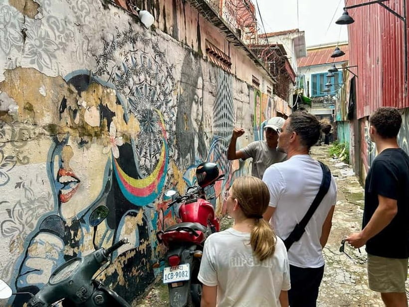 Phnom Penh: Street Art and Noodle Tour by Tuk Tuk - Starting with a tuk tuk through Phnom Penh