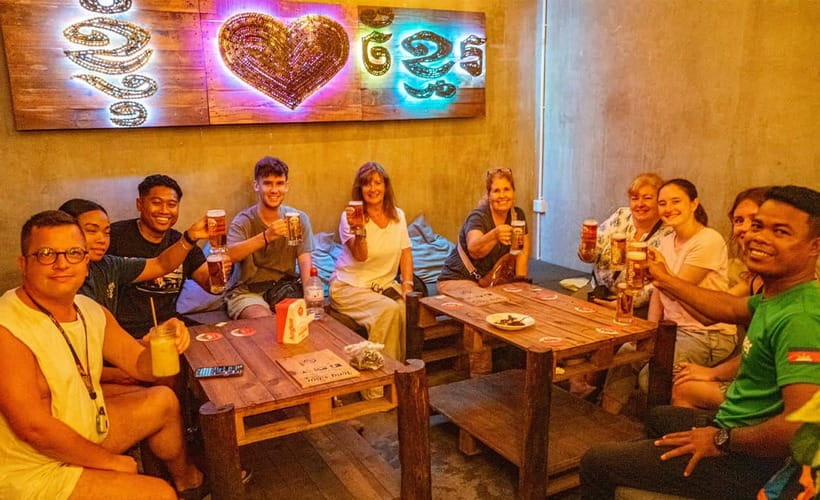 Phnom Penh: Walking Tour, Food Tour & Sunset Cruise - Wat Phnom and the story of Lady Penh