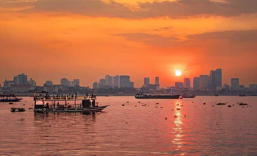 Phnom Penh: Walking Tour, Food Tour & Sunset Cruise - Wat Botum Park and the walk to the Royal Palace