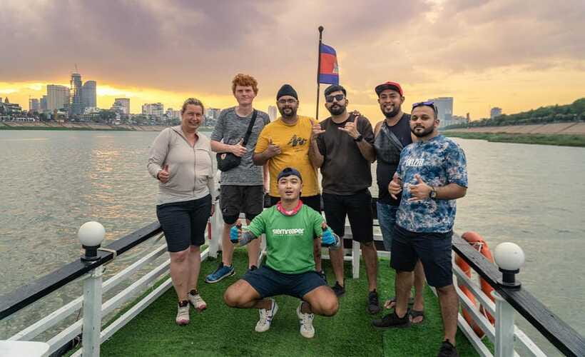 Phnom Penh: Walking Tour, Food Tour & Sunset Cruise - Wat Ounalom and Phnom Penh’s Buddhist center