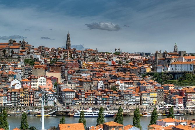 Porto Half-Day Private Tour with Tuk Tuk and Lello Bookstore - Entering Livraria Lello with priority access