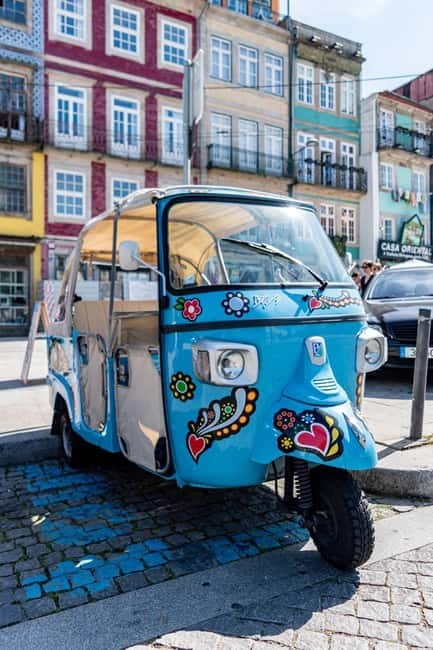 Porto: Historic Center Tuk-Tuk Tour - Seeing Porto from a low, open viewpoint