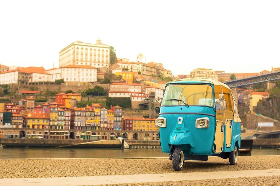 Porto: Private Tuk-Tuk Tour with Short Walks and Wine - The guides make the biggest difference