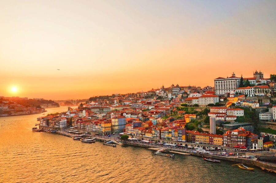Porto: Tuk Tuk Sunset Tour with Glass of Port Wine - The guides make the difference