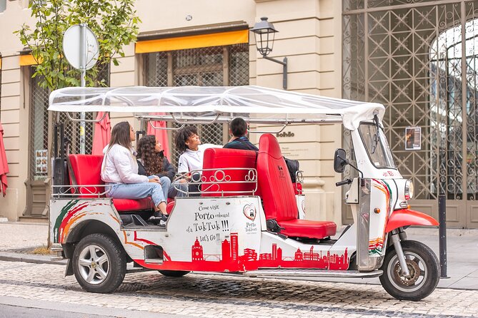 Porto: Tuk tuk vip guided tour - 1.30h - São Bento Station and its blue-tile stories