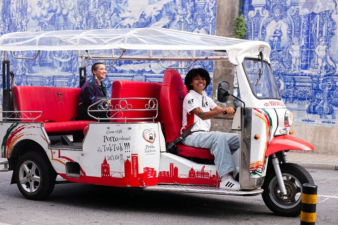 Porto: Tuk tuk vip guided tour - 1.30h - Aliados Avenue and Porto’s civic center