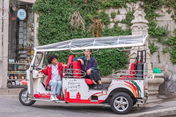 Porto: Tuk tuk vip guided tour - 1.30h - The Carmo and Carmelitas churches, with a house between them