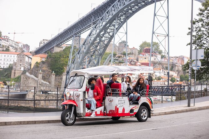 Porto: Tuk tuk vip guided tour - 1.30h - Santo António Hospital and Clerigos Tower