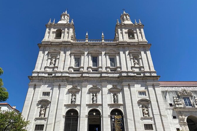 Private 1H30 Tuk Tuk Tour in Lisbon City - Portas do Sol opens over Alfama