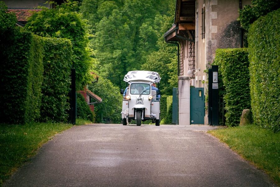 Private Highlights Top Places Tour Electric TukTuk 1h15 - Why a tuk-tuk works well in Geneva