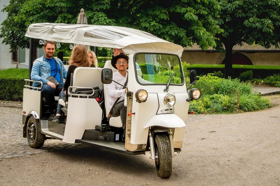 Private Highlights Top Places Tour Electric TukTuk 1h15 - Starting in central Geneva
