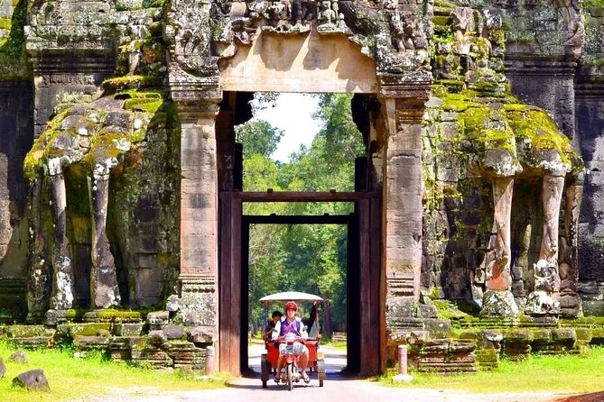 Private must-visit Temples Tour with Guide & Tuk Tuk - Key points to know before booking
