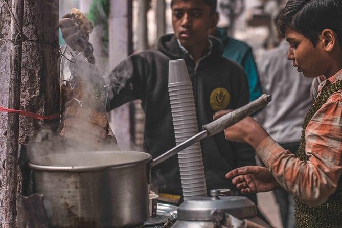 Private Rickshaw Tour of Old Delhi Heritage with Food Tasting - Naughara and a quiet Jain lane