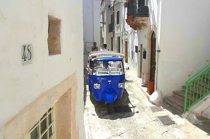 Private tour by Tuk Tuk of the Ostuni medieval quarter. - The English-speaking driver and guide style