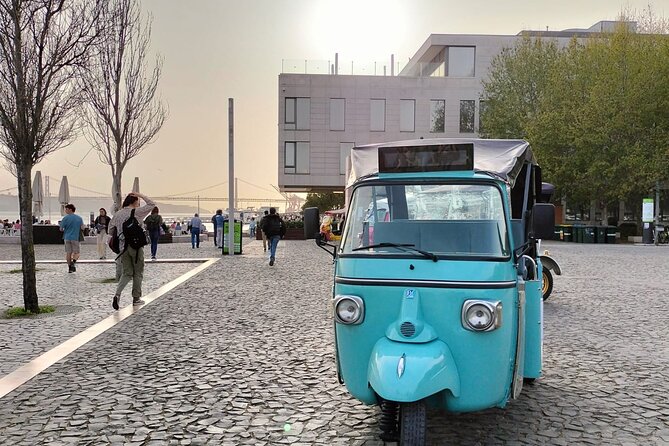 Private Tuk Tuk Tour 1h30 to Lisbon - Starting on Rua do Comércio