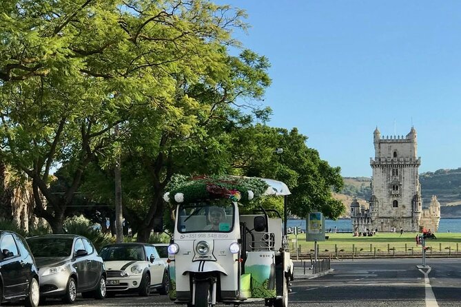 Private tuk tuk tour in old city Lisbon (Standard-1h30) - A 15-minute pause at Portas do Sol