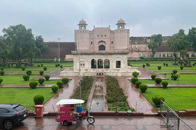Rangeela Rickshaw Walled City Lahore Guided Tour - Lahore Fort: spend your best hour and a half here