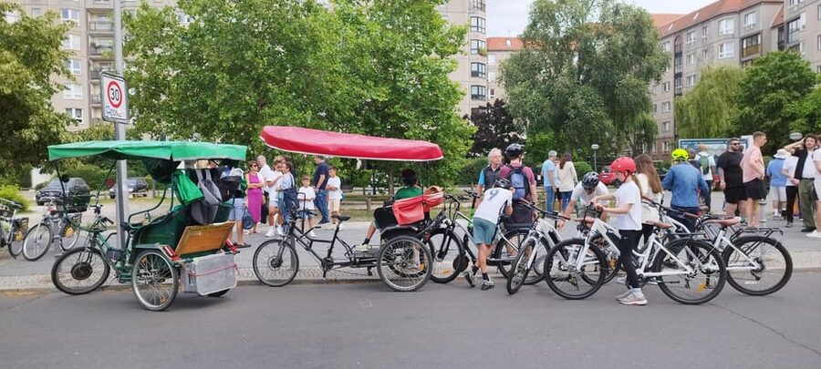 Rickshaw for 2 and Driver-Shared Guide (Combo Vehicle Group) - Starting near Rosenthaler Platz