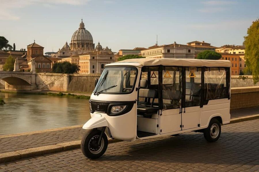 Rome: Electric Tuk Tuk (night) withphotography services - Circus Maximus and the Colosseum