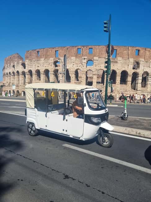 Rome: Electric Tuk-Tuk photo experience with driver - The Colosseum From the Road