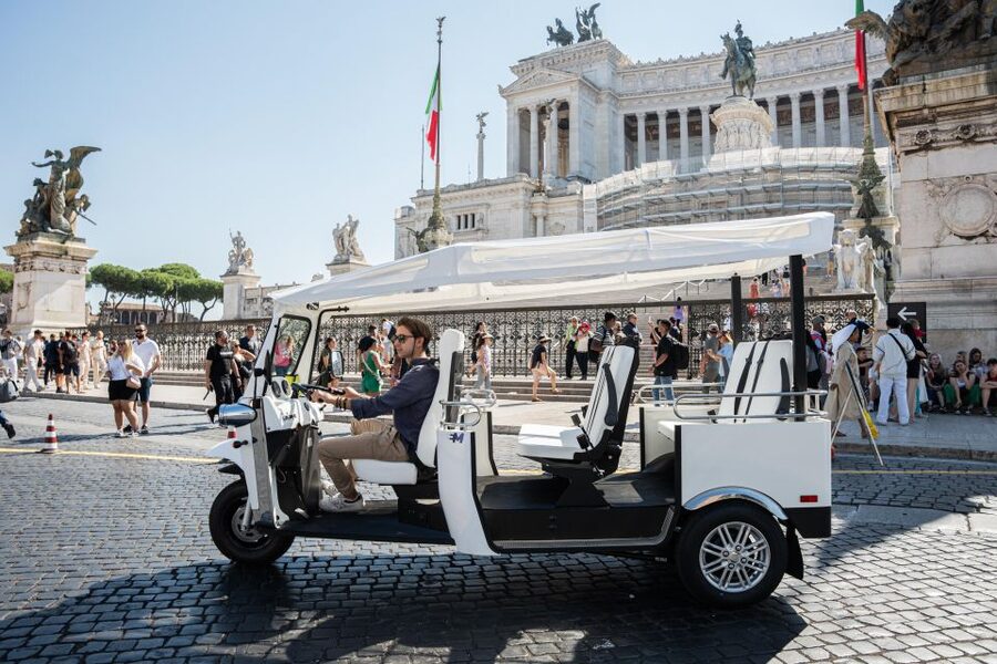 Rome: Private Tuk Tuk Tour with Hotel Pickup and Prosecco - What the private format adds