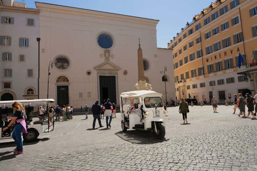 Rome: Tuk-Tuk Guided Tour in Rome City Center - What the guides add to the ride