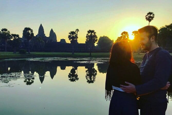 Siem Reap: 1 Day Angkor Wat + Sunrise Private Tour with Tuk-Tuk - A short pause beside Srah Srang