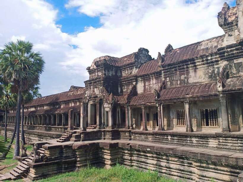 Siem Reap: Angkor Wat Private Tour by Tuk-Tuk - Bayon’s stone faces and long walking time