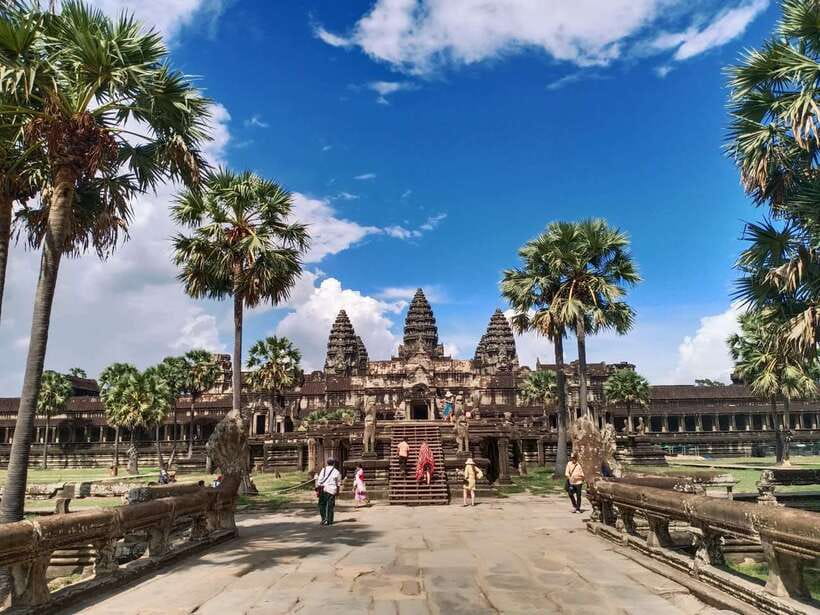 Siem Reap: Angkor Wat Private Tour by Tuk-Tuk - Lunch at a local restaurant