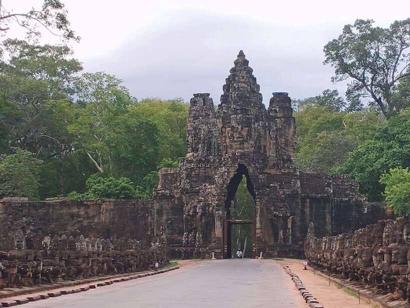 Siem Reap: Angkor Wat Private Tour by Tuk-Tuk - Ta Keo and the effort of going higher