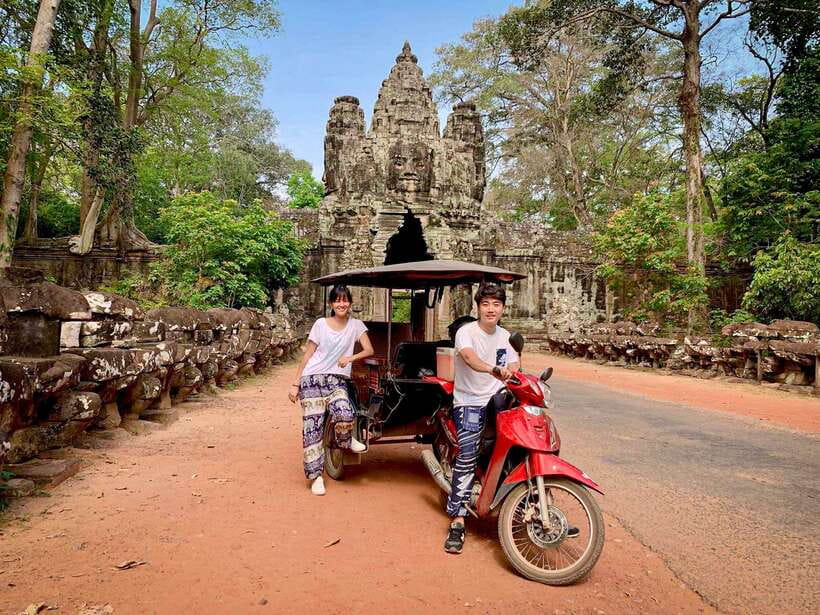 Siem Reap: Angkor Wat Sunrise Tour via Tuk Tuk & Breakfast - Bayon’s smiling faces and Victory Gate