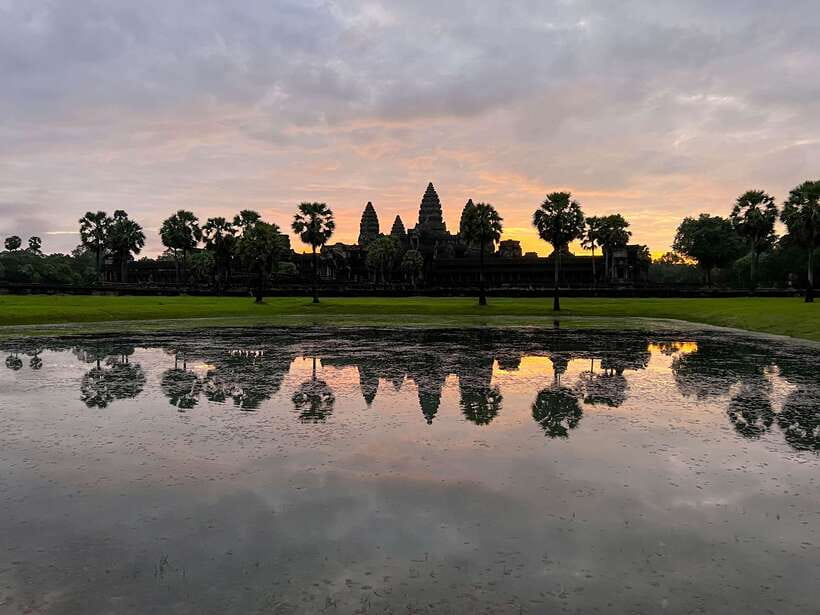 Siem Reap: Angkor Wat Sunrise Tour via Tuk Tuk & Breakfast - Timing, clothing, and what to bring