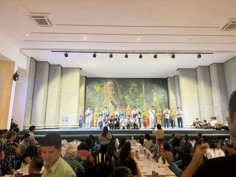 Siem Reap: Apsara Dance Show with Buffet Dinner & Tuk-Tuk... - Who will enjoy this evening most