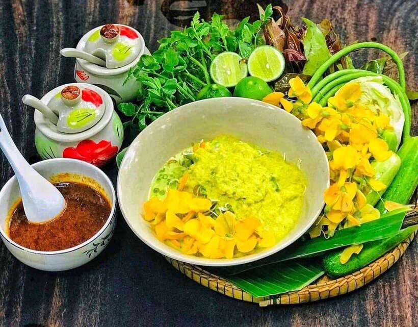 Siem Reap: Street Food Experience by Tuk-Tuk - Khmer noodles with green curry soup at Phum Num Banh Chok