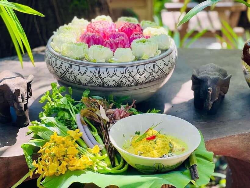 Siem Reap: Street Food Experience by Tuk-Tuk - Riding a tuk-tuk through Siem Reap after dark