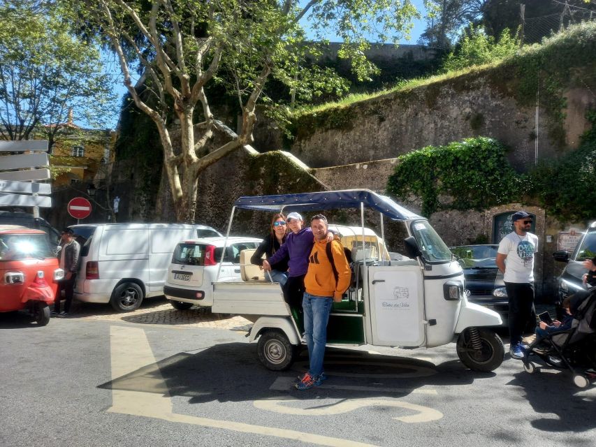 Sintra:1 hour tuk tuk experience to Pena Palace(3 monuments) - Who should book this experience?