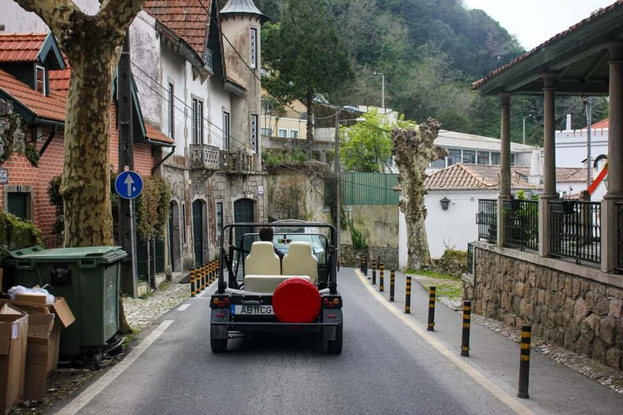Sintra: Vintage electric Tuk Tuk tour, Pena Palace 4/5 hours - Quinta da Regaleira in ten minutes